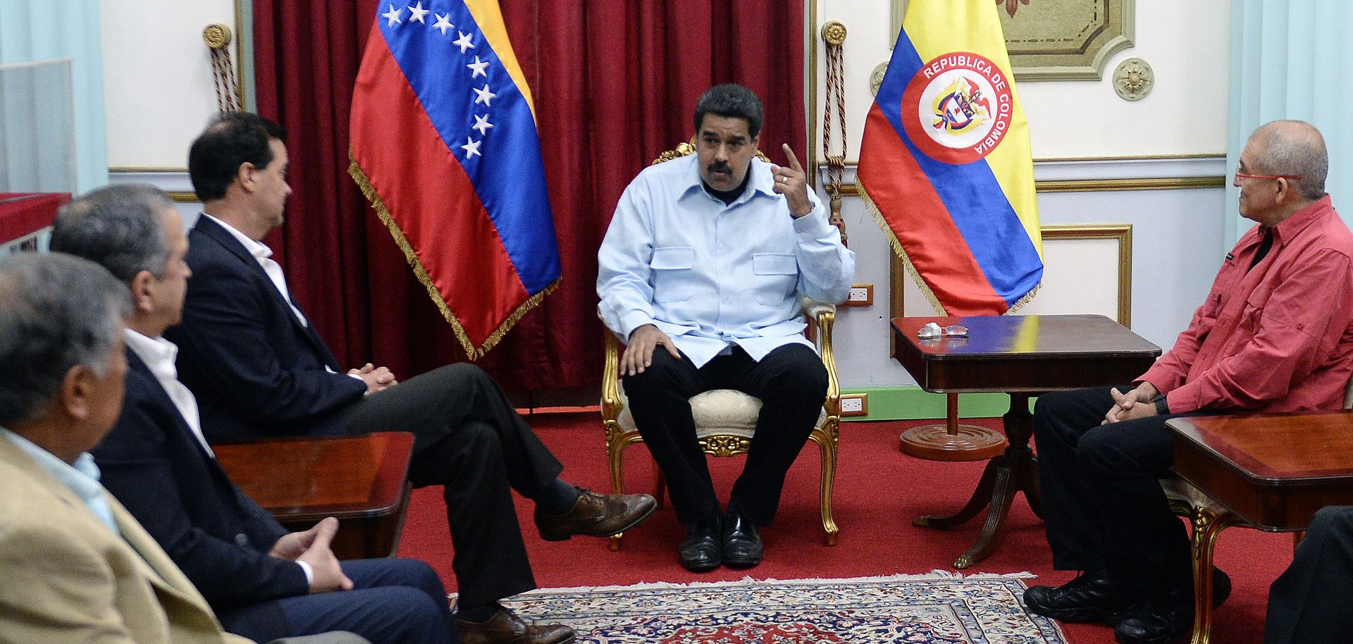 Venezuelan President Nicolas Maduro (C), Colombian lead negotiator Frank Pearl (C-L), and the ELN guerrilla known as Antonio Garcia (C-R) are pictured with members of their delegations at Miraflores presidential palace in Caracas on March 30.