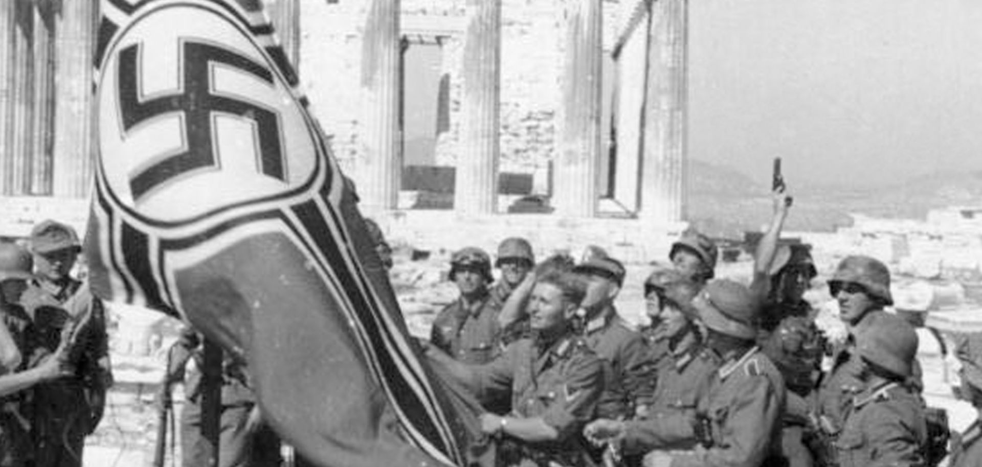 Wehrmacht soldiers raise the Nazi Imperial War Flag over the Acropolis in Athens in May 1941. (SHEERER/Wikimedia)