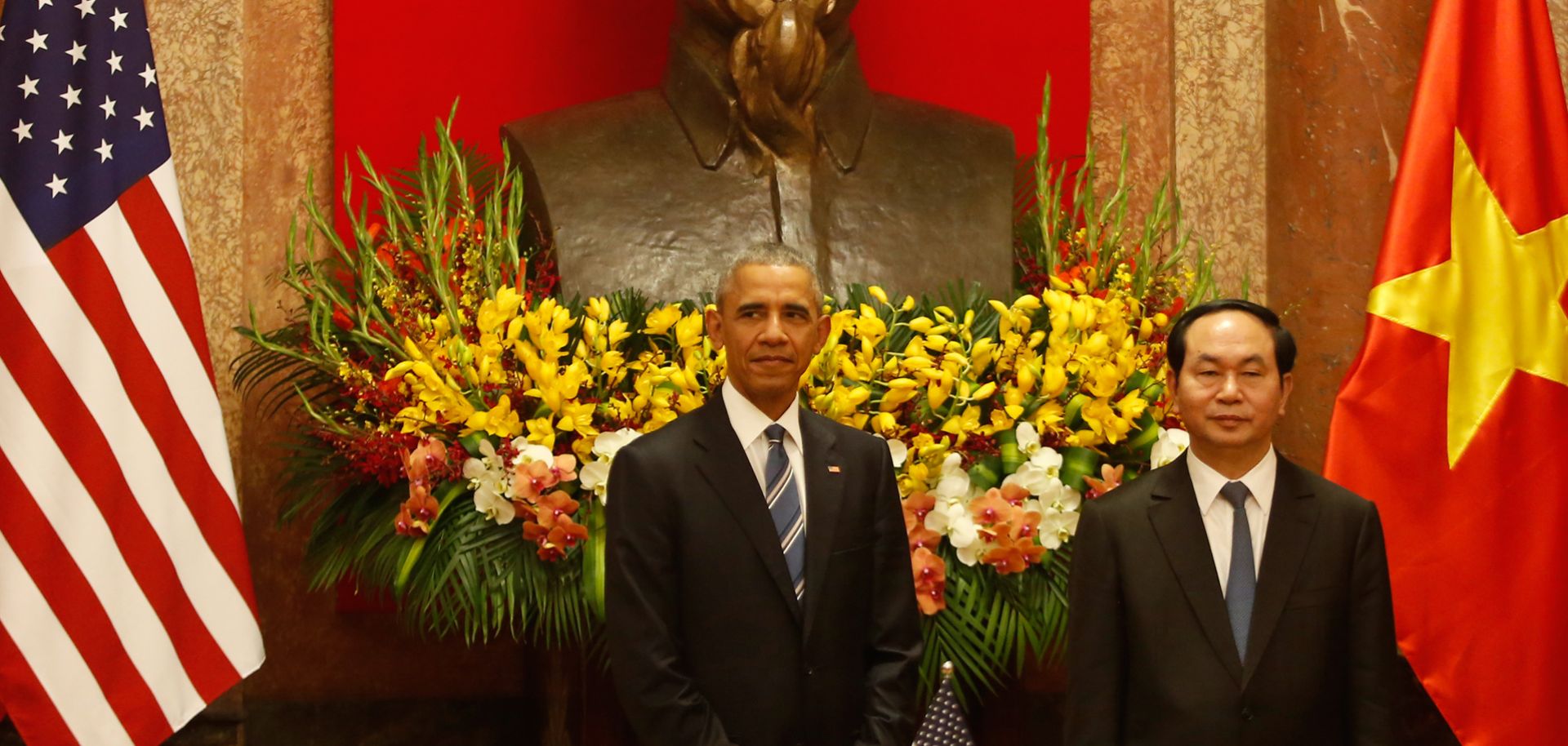 On his first visit to Hanoi, U.S. President Barack Obama announced that the United States would lift its ban on arms sales and transfers to Vietnam.