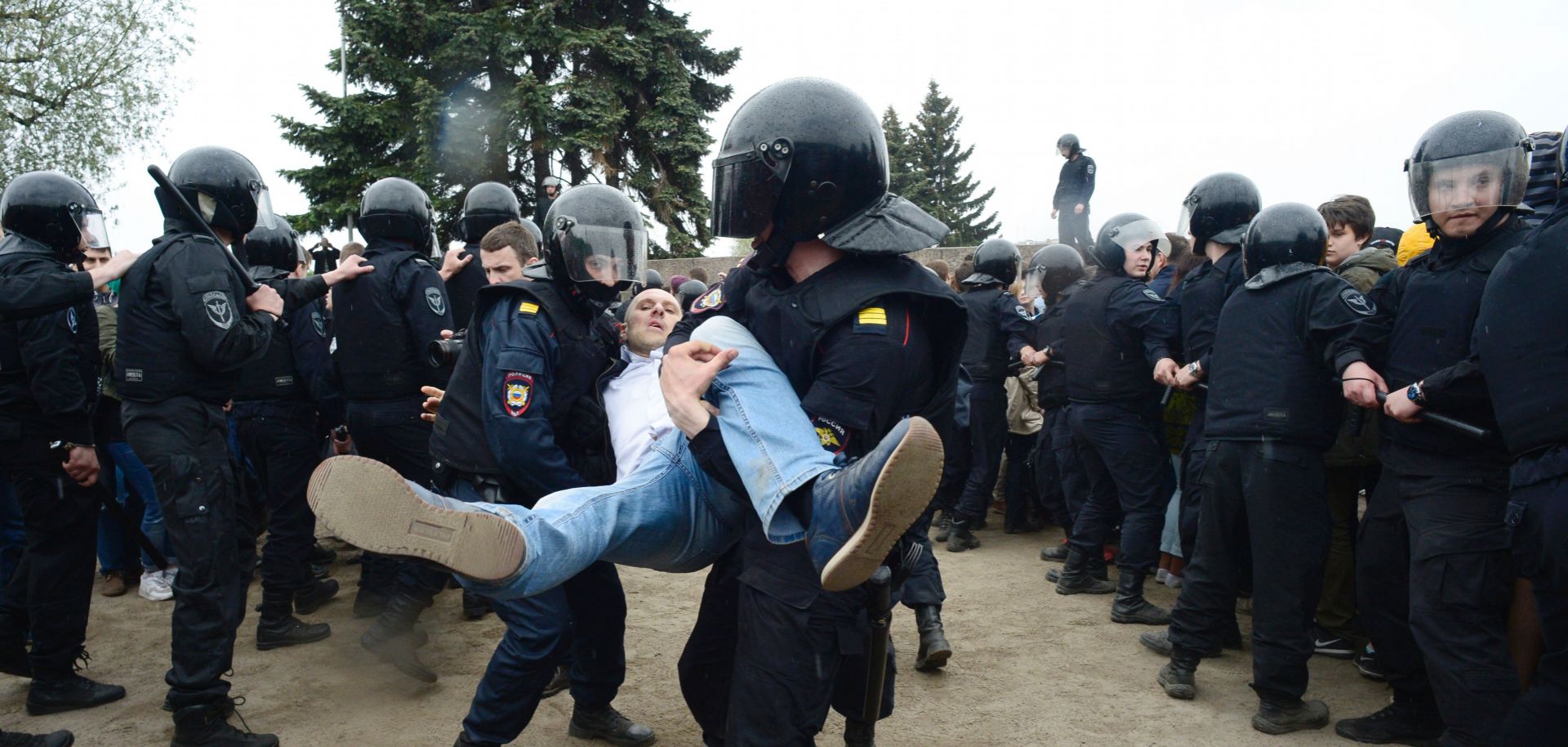 После 12 июня. Полиция задерживает митингующих. Аресты на мирных акциях. Милиция уносит человека.