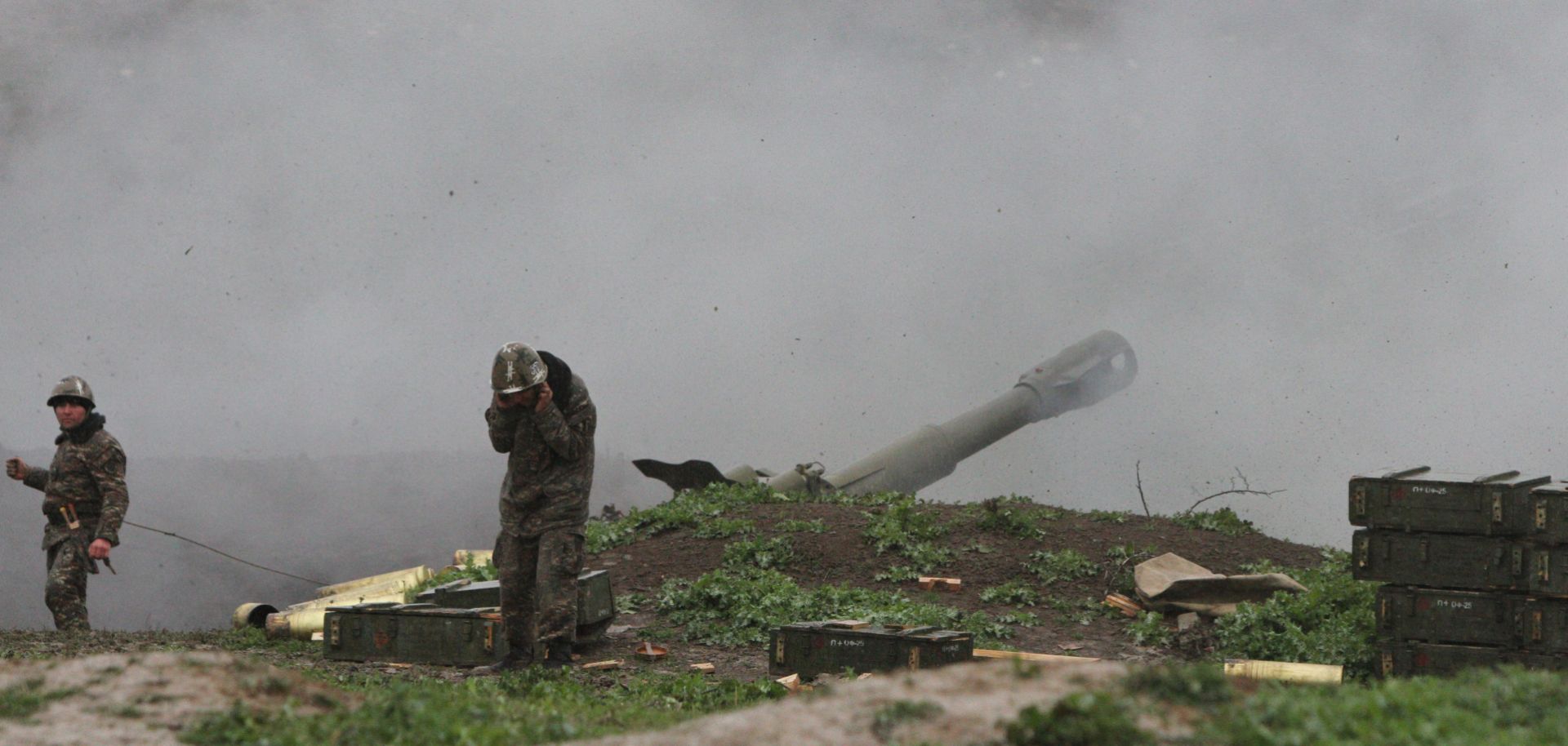 Armenian soldiers fire artillery shells toward Azeri forces in the town of Martakert, located in the disputed Nagorno-Karabakh region, on April 3, 2016. 