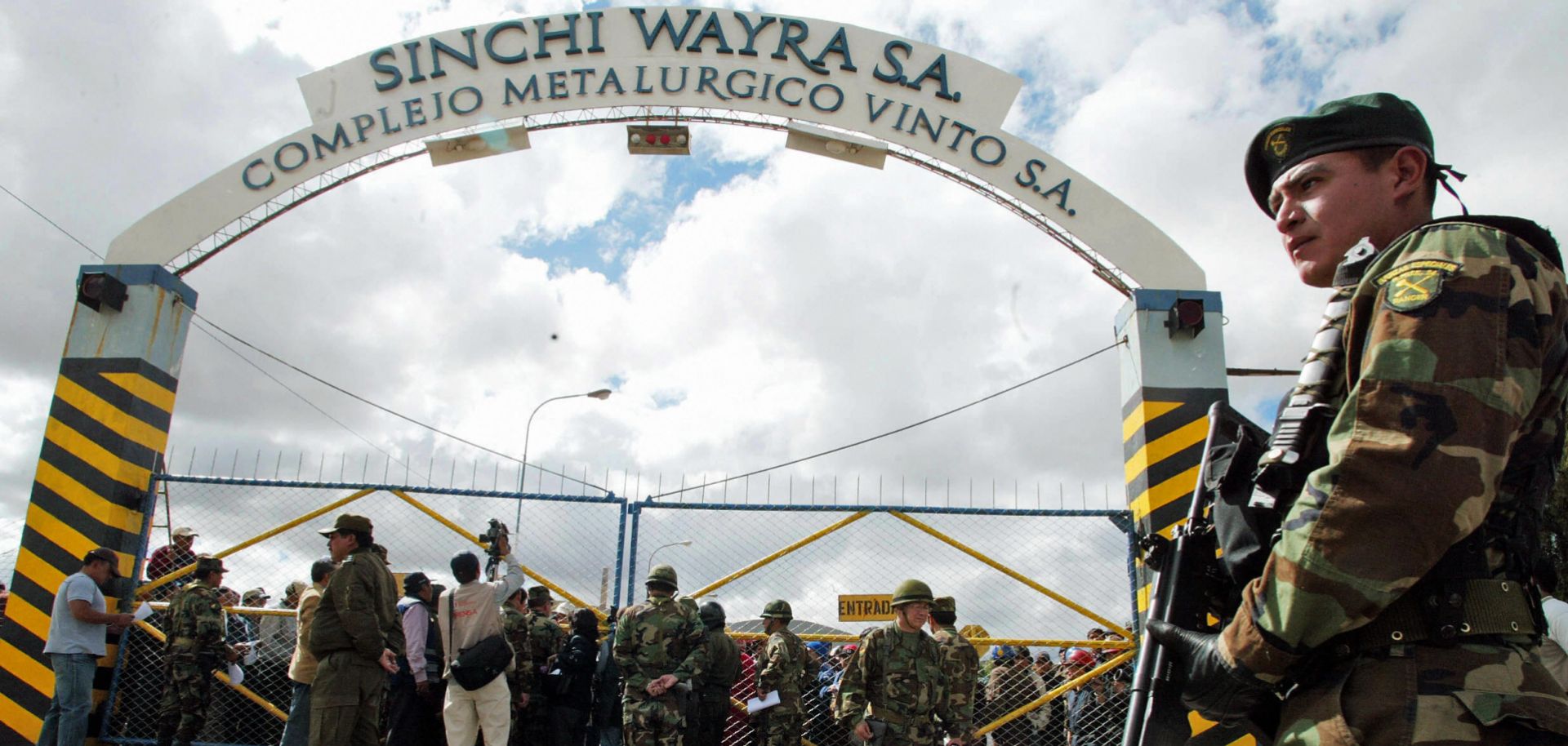 Bolivian military police try to seize the Vinto industrial complex of Swiss mining group Glencore in Oruro in 2007.