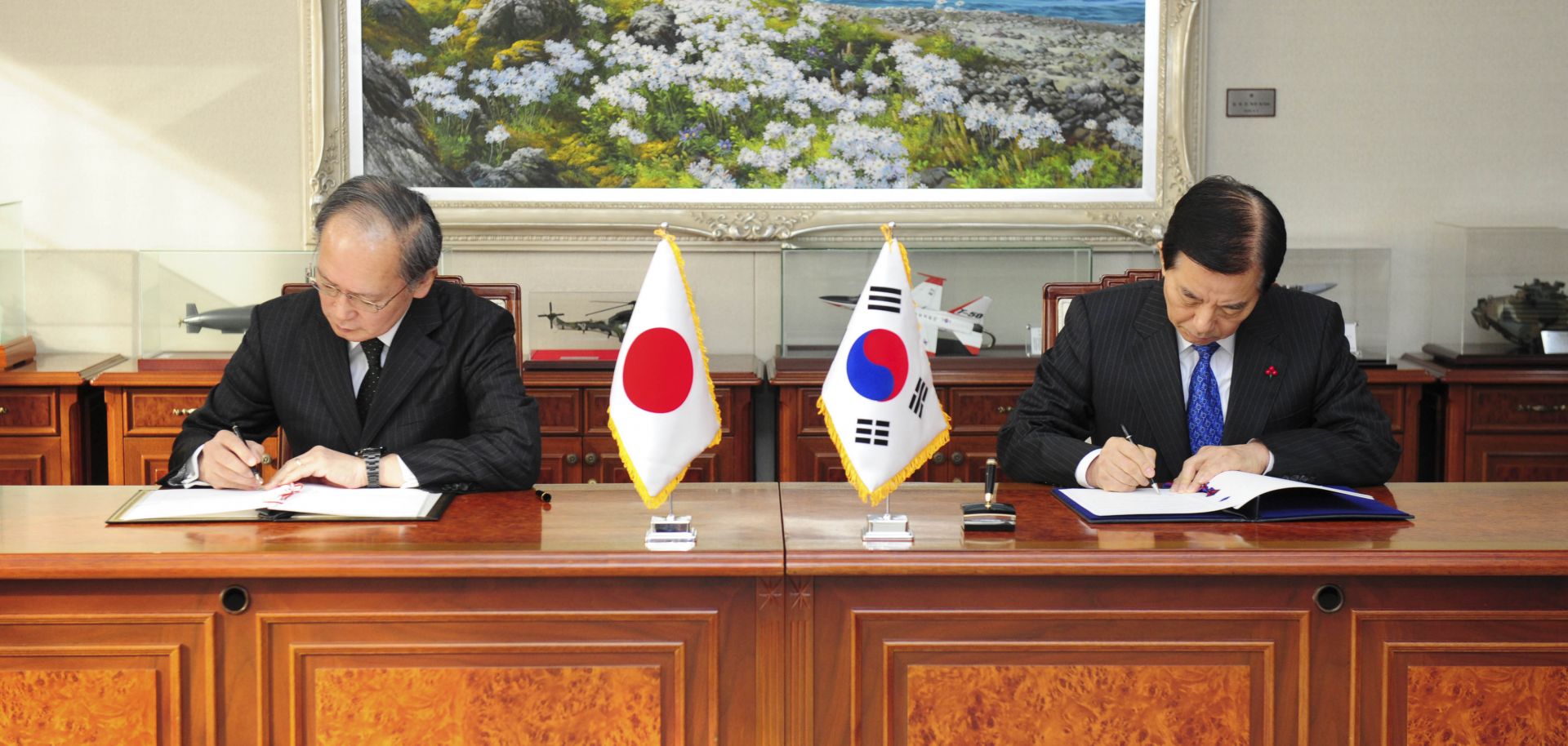 South Korean Defence Minister Han Min-Koo and Japanese Ambassador to Seoul Yasumasa Nagamine sign an agreement.