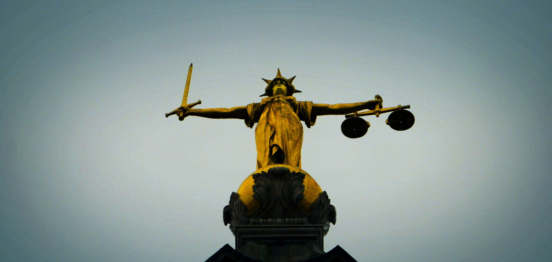  A statue of the scales of justice in London. 