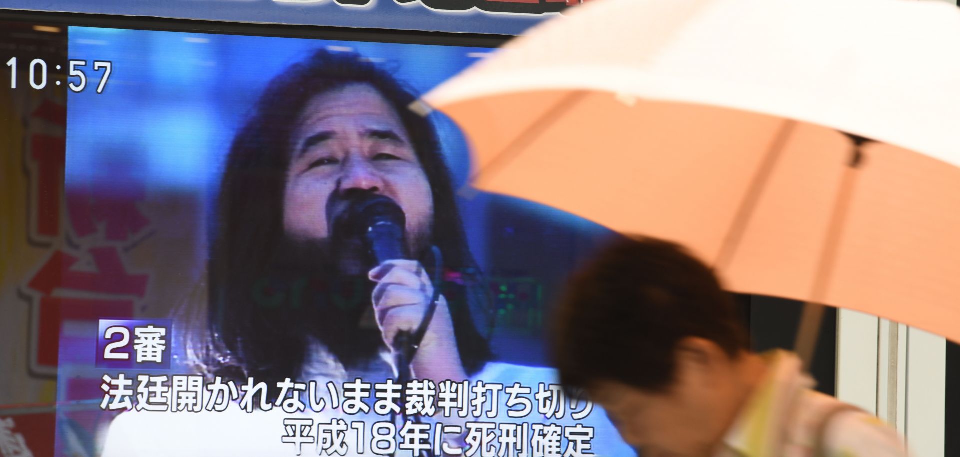 A television screen in Tokyo announces the execution of Shoko Asahara, leader of the Aum Shinrikyo cult, which conducted a deadly attack on the Tokyo subway in 1995.