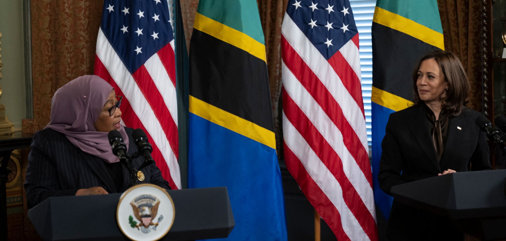 Le vice-président américain Kamala Harris écoute la présidente tanzanienne Samia Suluhu Hassan faire une déclaration à la presse avant une réunion dans le bâtiment du bureau exécutif d'Eisenhower le 15 avril à Washington, DC