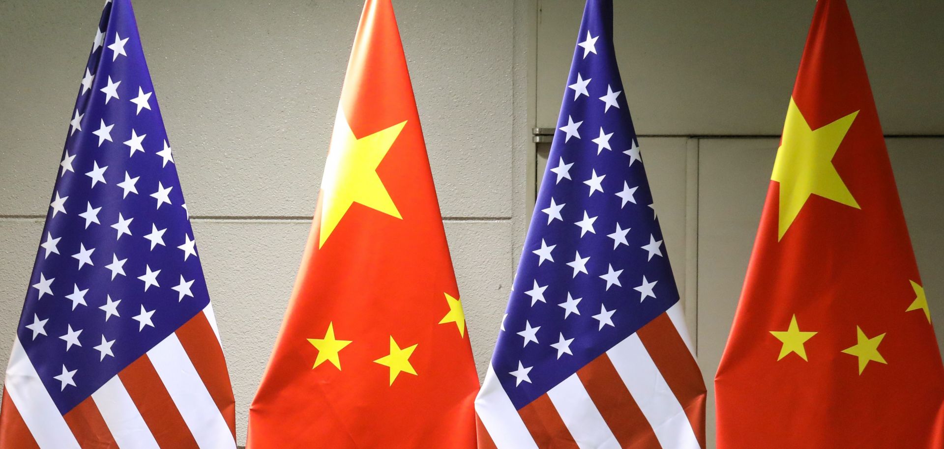 A display shows the national flags of China and the United States at the Group of 20 (G-20) Summit in Osaka, Japan, on June 29, 2019. 