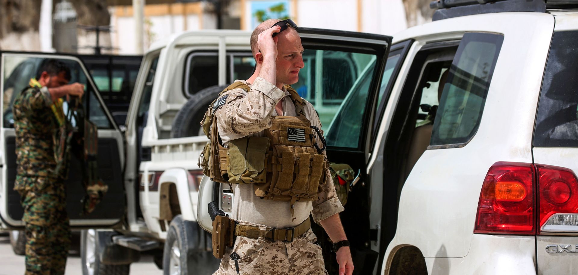 A U.S. soldier receives a visiting delegation in Manbij, Syria, on March 22, 2018.