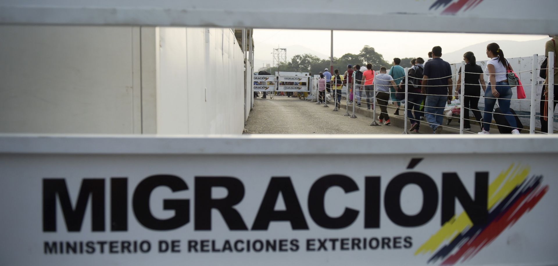 People queue at the border between Colombia and Venezuela