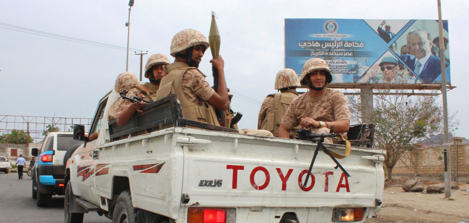 This photo shows Yemeni separatist fighters being carried in the back of a civilian pickup truck in the city of Aden.