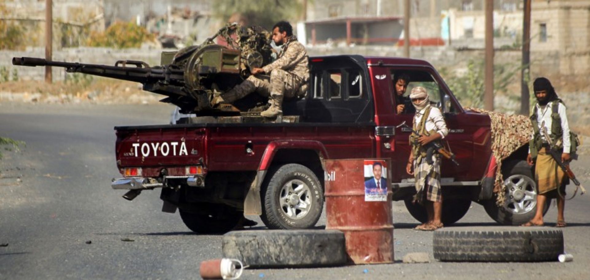 Yemeni fighters supporting President Abd Rabboh Mansour Hadi clash with Houthi forces opposing him