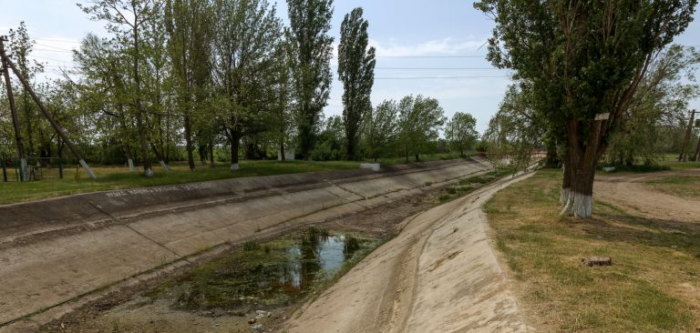 A rice irrigation canal in Crimea ran dry in 2014. After Russia's annexation of the peninsula, Ukraine closed off the North Crimean Canal, which previously had served as the peninsula's main water artery. This photo shows a dry irrigation canal in Crimea.