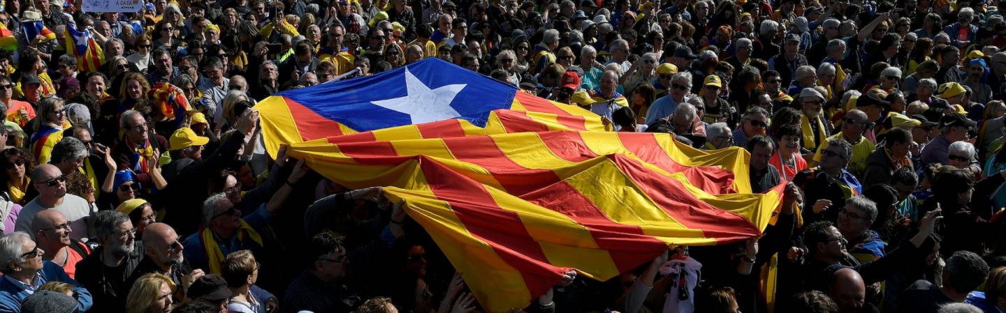 Los manifestantes sostienen una bandera catalana antes de una reunión política en Perpignan, Francia, el 29 de febrero de 2020. 