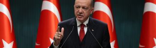 Ο Τούρκος πρόεδρος Ρετζέπ Ταγίπ Ερντογάν επισημαίνει κατά τη διάρκεια συνέντευξης Τύπου στην Άγκυρα της Τουρκίας, στις 21 Σεπτεμβρίου 2020. 