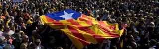 Los manifestantes sostienen una bandera catalana antes de una reunión política en Perpignan, Francia, el 29 de febrero de 2020. 