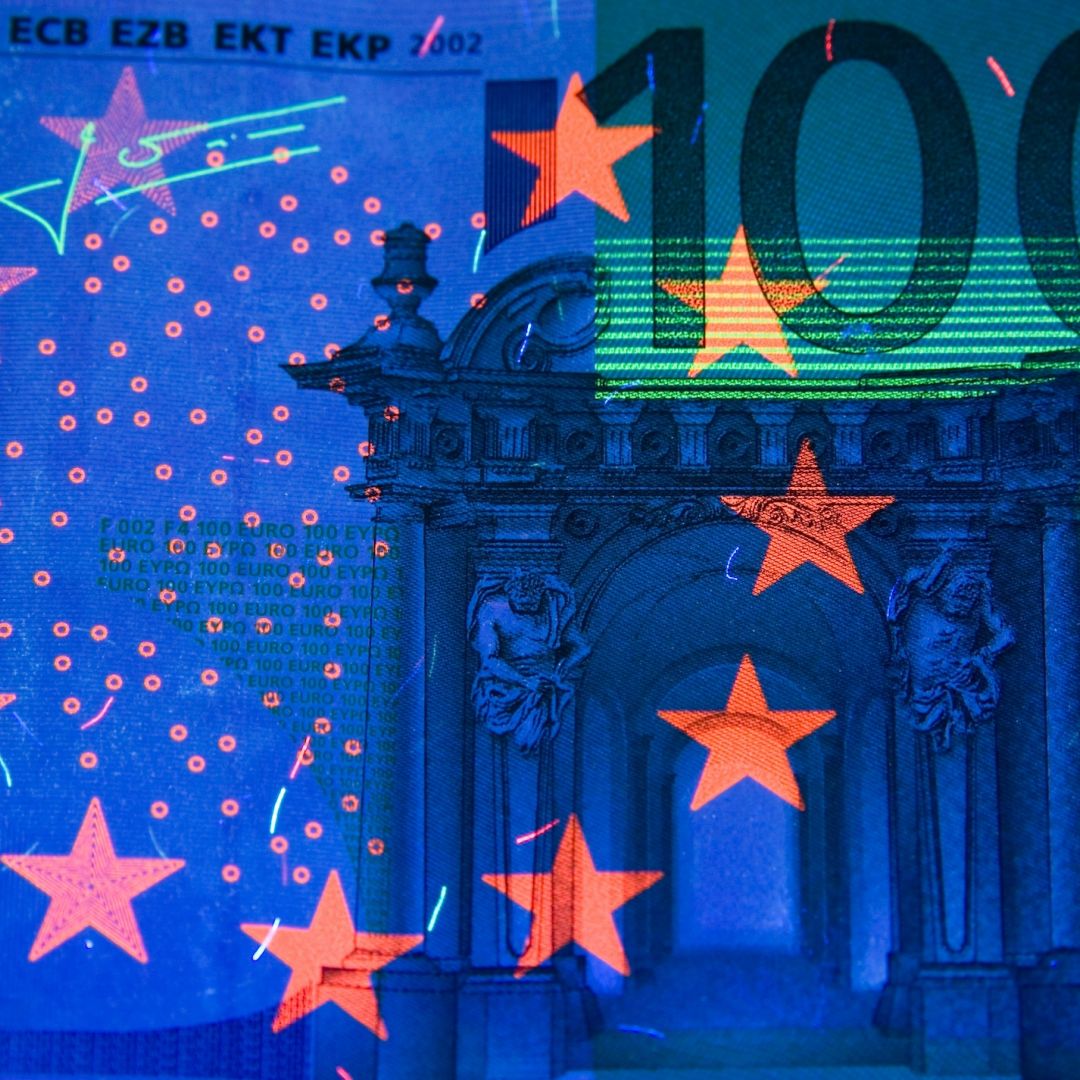 A digital illustration of a 100 euro banknote.