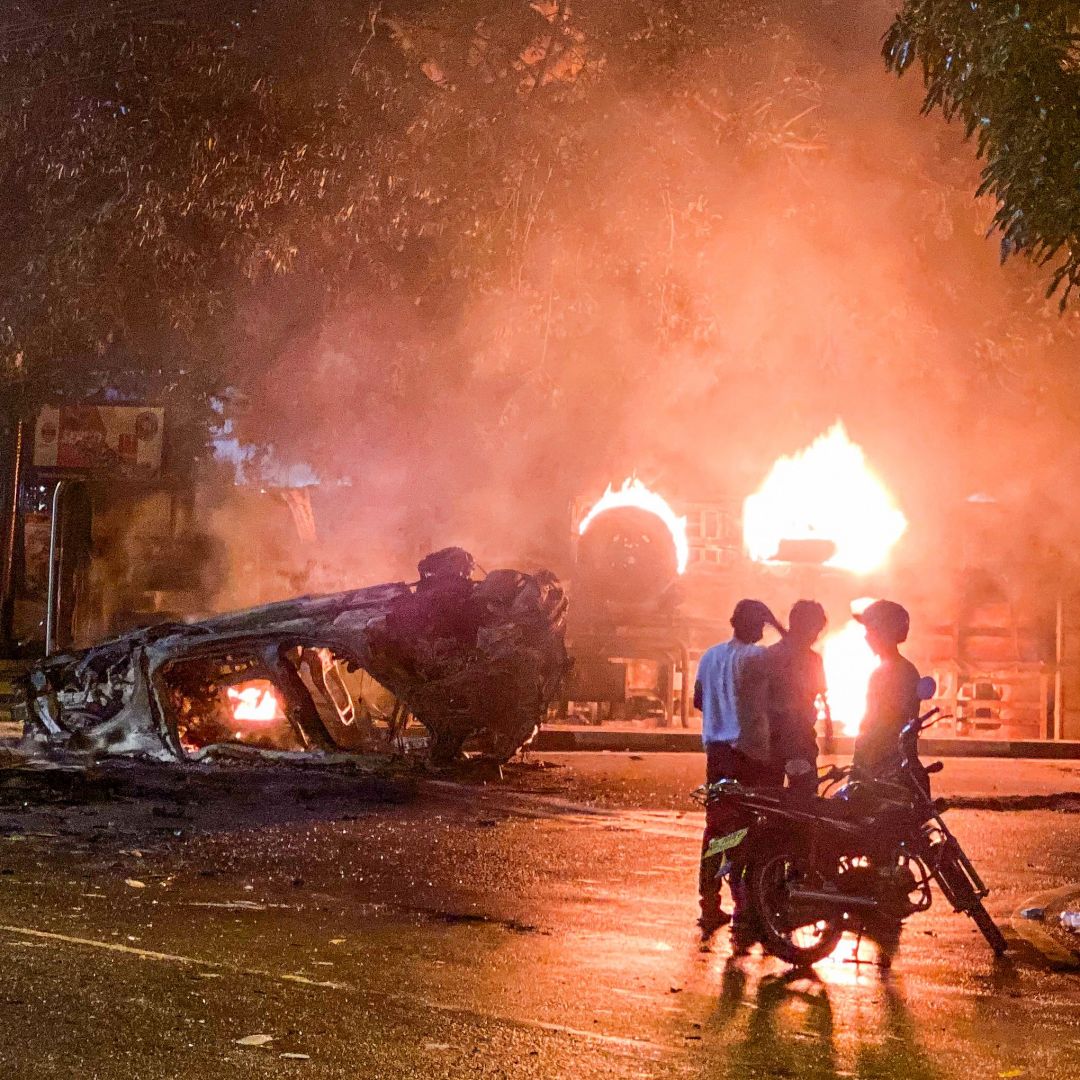 Flames engulf a vehicle belonging to the security personnel and a bus near outgoing Prime Minister Mahinda Rajapaksa's official residence in Colombo, Sri Lanka, May 9, 2022. Flames engulf a vehicle belonging to the security personnel and a bus near outgoing Prime Minister Mahinda Rajapaksa's official residence in Colombo, Sri Lanka, May 9, 2022.