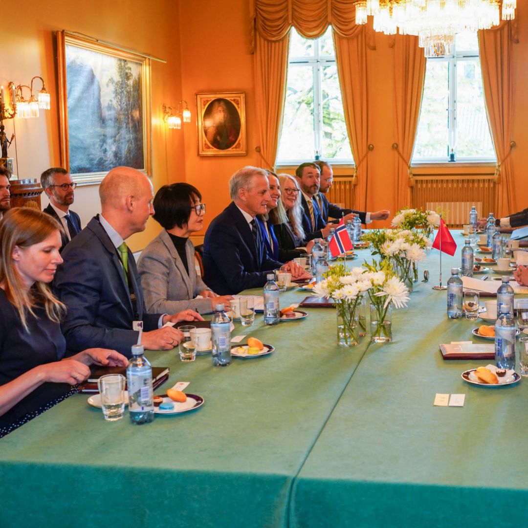 Chinese Foreign Minister Qin Gang (3rd from right), Norwegian Prime Minister Jonas Gahr Store (4th from left) and members of their delegations meet in Oslo, Norway, on May 12, 2023. 