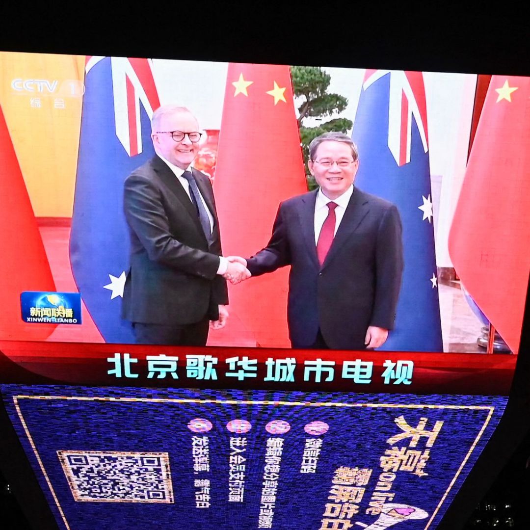 A screen outside a shopping mall in Beijing, China, shows news coverage of Australian Prime Minister Anthony Albanese (left) shaking hands with Chinese Premier Li Qiang during their meeting in the Chinese capital on Nov. 7, 2023. 