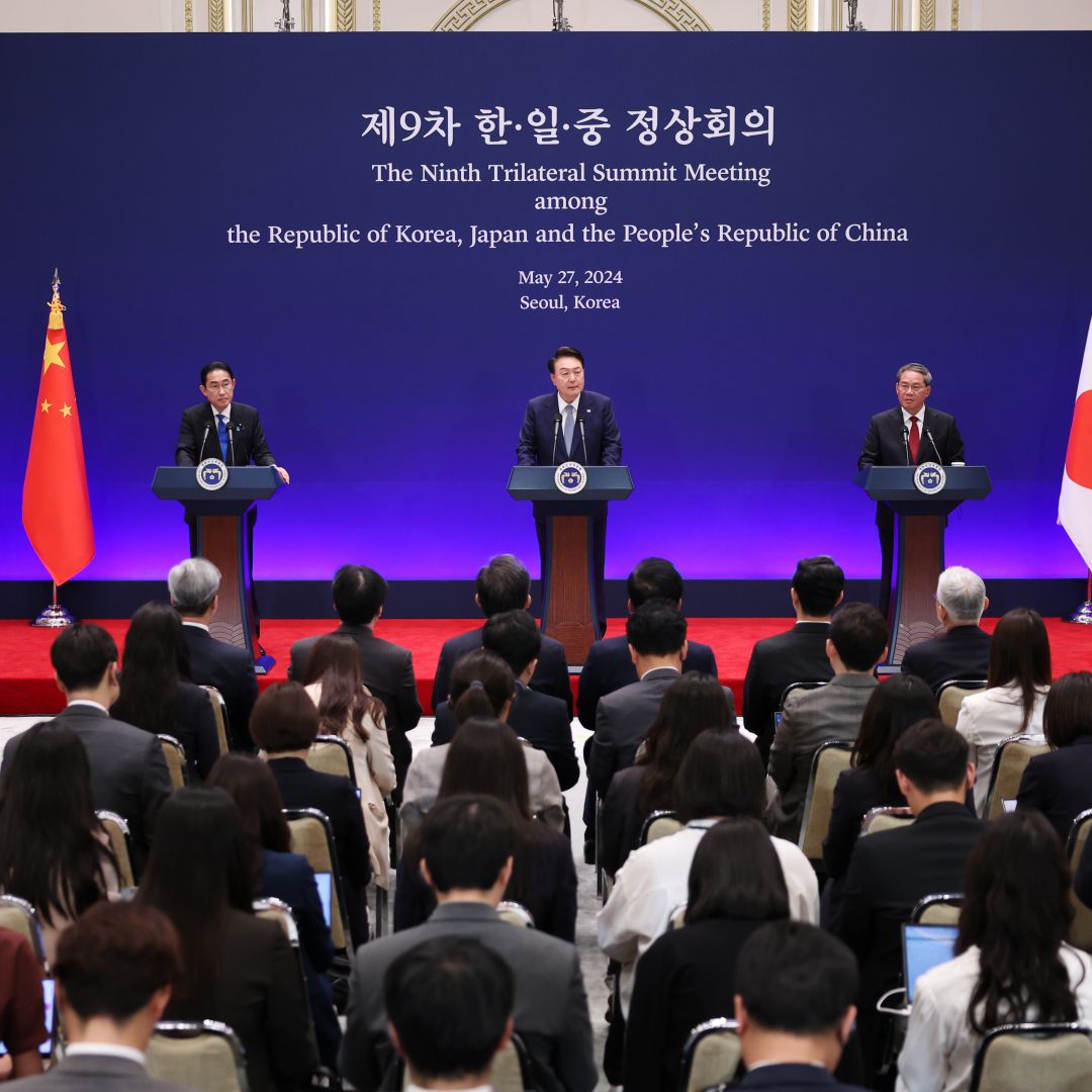 (From left to right) Japanese Prime Minister Fumio Kishida, South Korean President Yoon Suk-yeol and Chinese Premier Li Qiang attend a joint press conference during a trilateral summit on May 27, 2024, in Seoul, South Korea. 