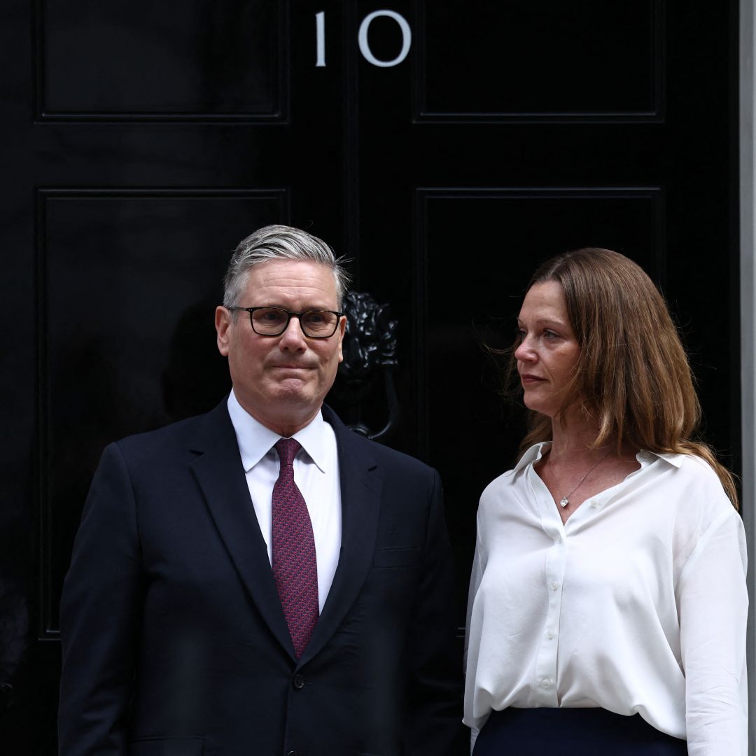 Britain's Prime Minister Keir Starmer poses with his wife Victoria at the door to 10 Downing Street after making a statement on his future outside 10 Downing Street on the morning of June 22, 2026, in London. Britain's Prime Minister Keir Starmer poses with his wife Victoria at the door to 10 Downing Street after making a statement on his future outside 10 Downing Street on the morning of June 22, 2026, in London.