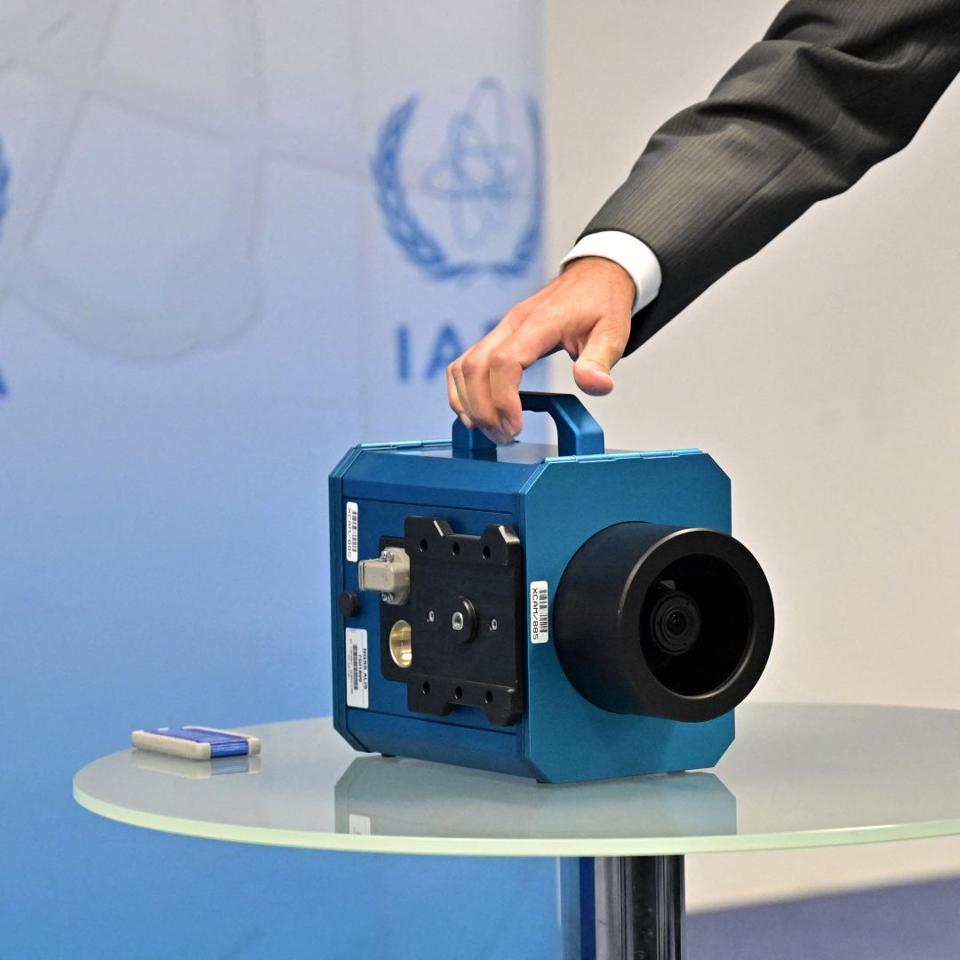 Rafael Grossi, the head of the International Atomic Energy Agency (IAEA), shows journalists one of the cameras used to monitor Iran’s nuclear activity during a press conference in Vienna on June 9, 2022, after Tehran announced it was turning off 27 such cameras. 