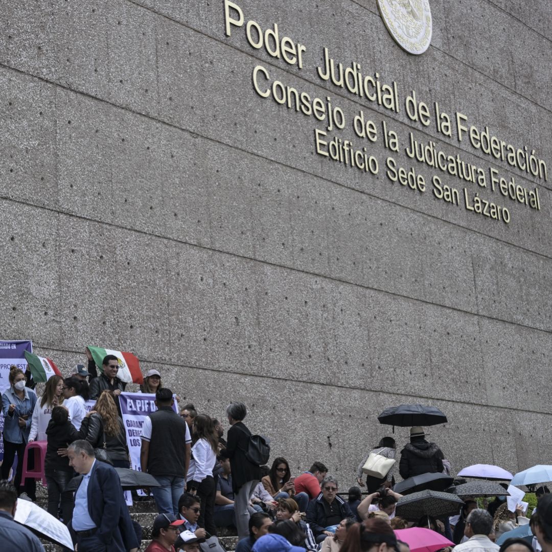 Judicial workers on indefinite strike in front of the Federal Judicial Branch on Aug. 19 in Mexico City.