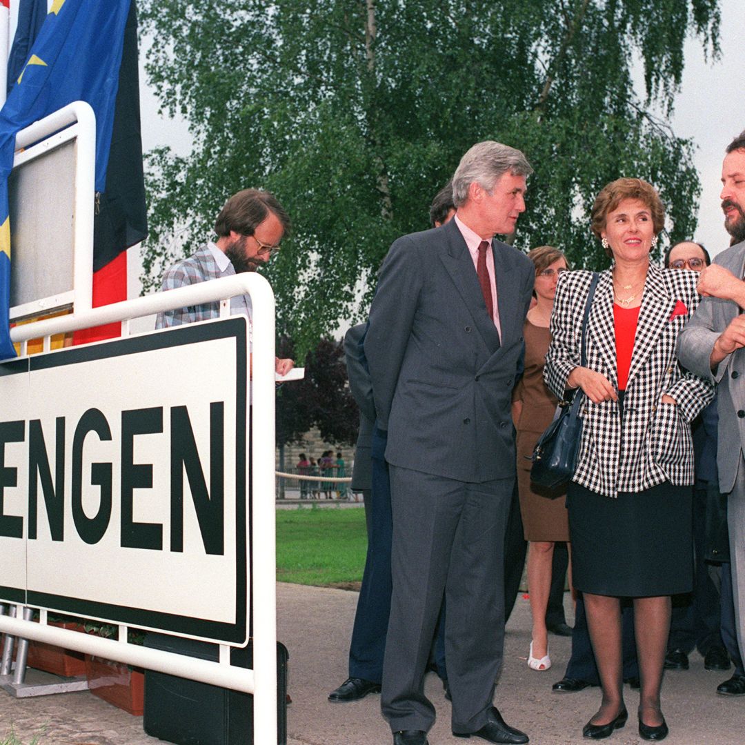 French minister for European affairs Edith Cresson (C) is flanked by Luxemburg's G. Wohlfahrt (D) and Belgium's Keersmaeker (L) in Schengen the day of the signature of the Schengen Agreement, 19 June 1990. 