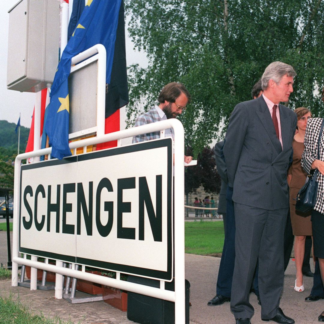  French minister for European affairs Edith Cresson (C) is flanked by Luxemburg's G. Wohlfahrt (D) and Belgium's Keersmaeker (L) in Schengen, 1990.