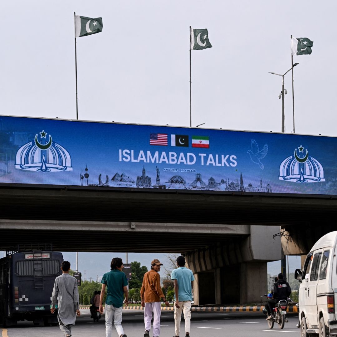 A digital screen displaying news of U.S.-Iran peace talks April 10 in Islamabad.