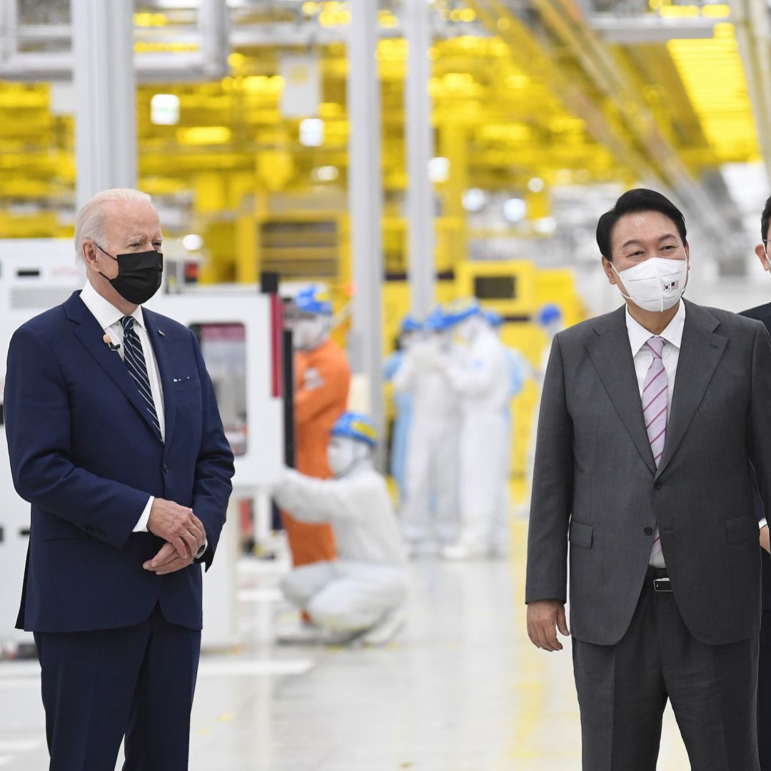 U.S. President Joe Biden (R) and South Korean President Yoon Suk-yeol (C) and Samsung personnel on May 20, 2022, at the Samsung Electronic Pyeongtaek Campus in Pyeongtaek, South Korea. 