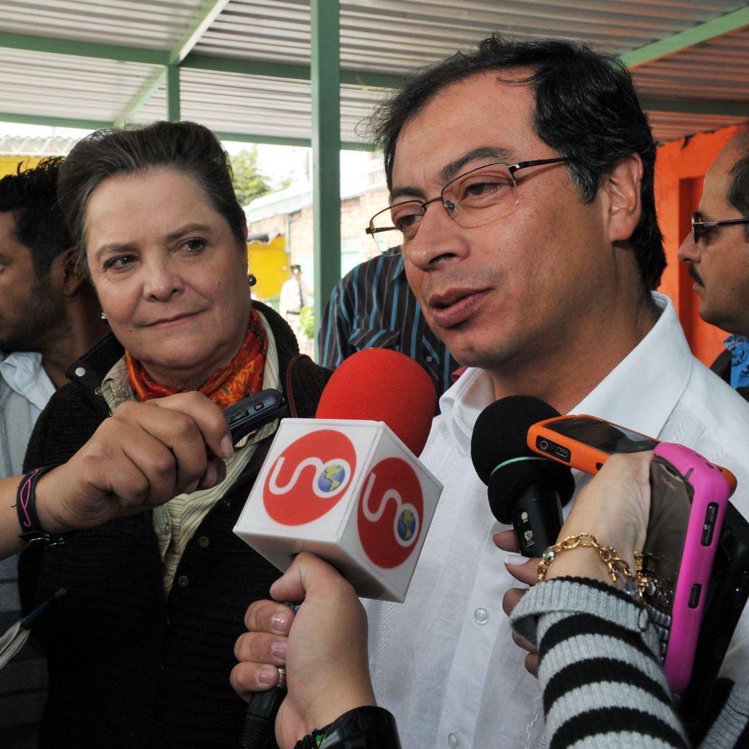 Current Colombian presidential candidate Gustavo Petro speaks with journalists in 2010. 