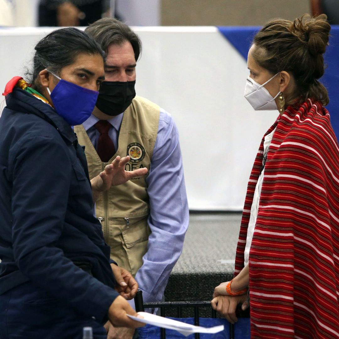Ecuadorean presidential candidate Yaku Perez (L) and his partner French-Brazilian Manuela Picq (R) speak with an OAS member during a meeting with his competitor Guillermo Lasso Ecuadorean presidential candidate Yaku Perez (L) and his partner French-Brazilian Manuela Picq (R) speak with an OAS member during a meeting with his competitor Guillermo Lasso