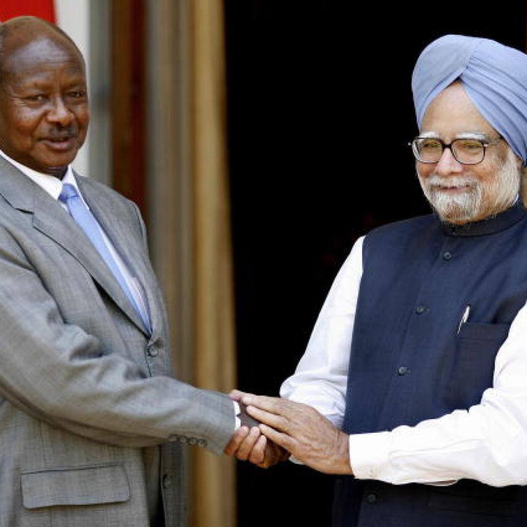 Ugandan President Yoweru Kaguta Museveni (L) and Indian Prime Minister Manmohan Singh in New Delhi